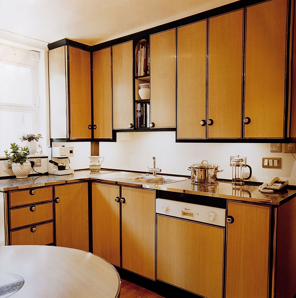 Henrietta's kitchen - Black Lion-Square